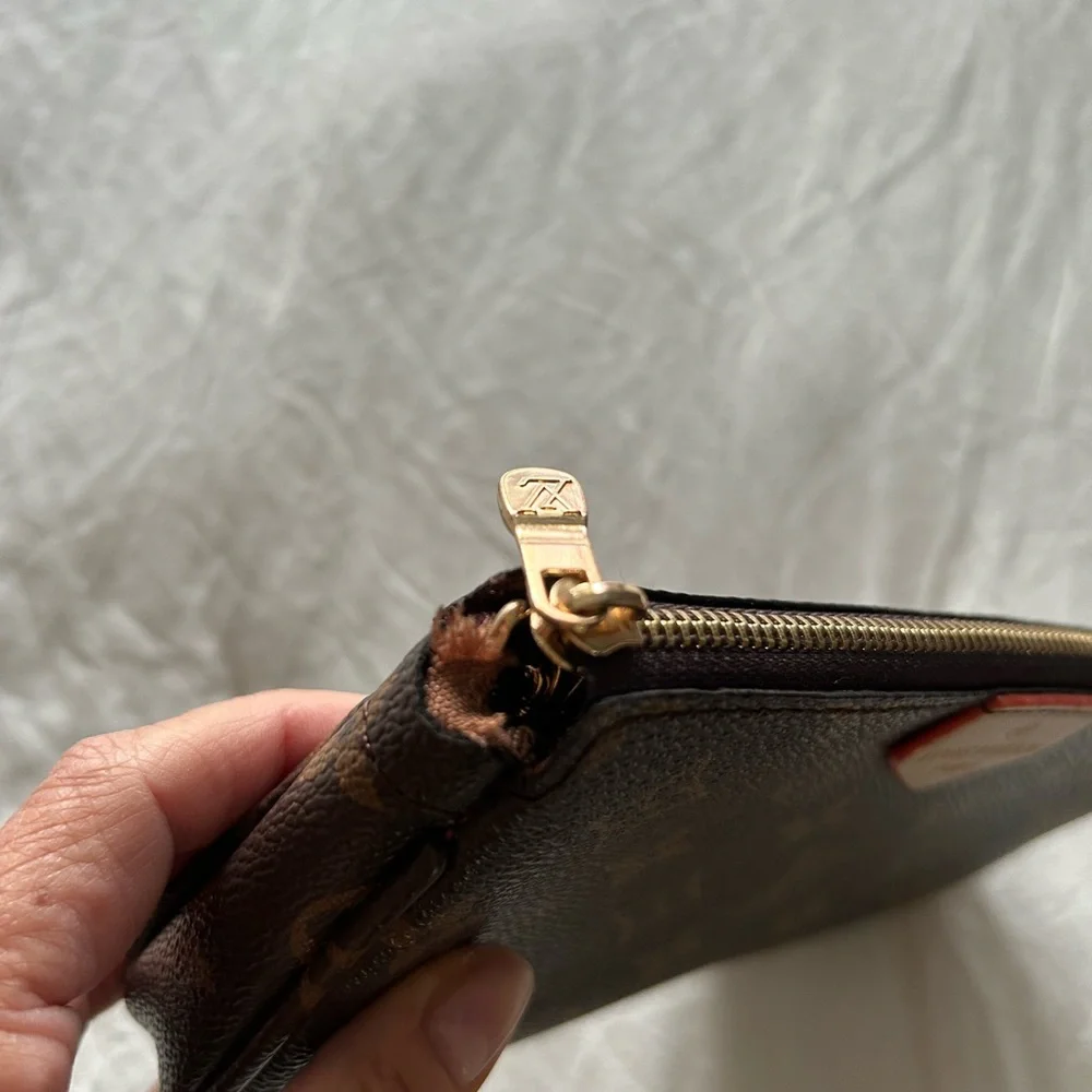 Louis Vuitton Brown Monogram case - Picture 3 of 6